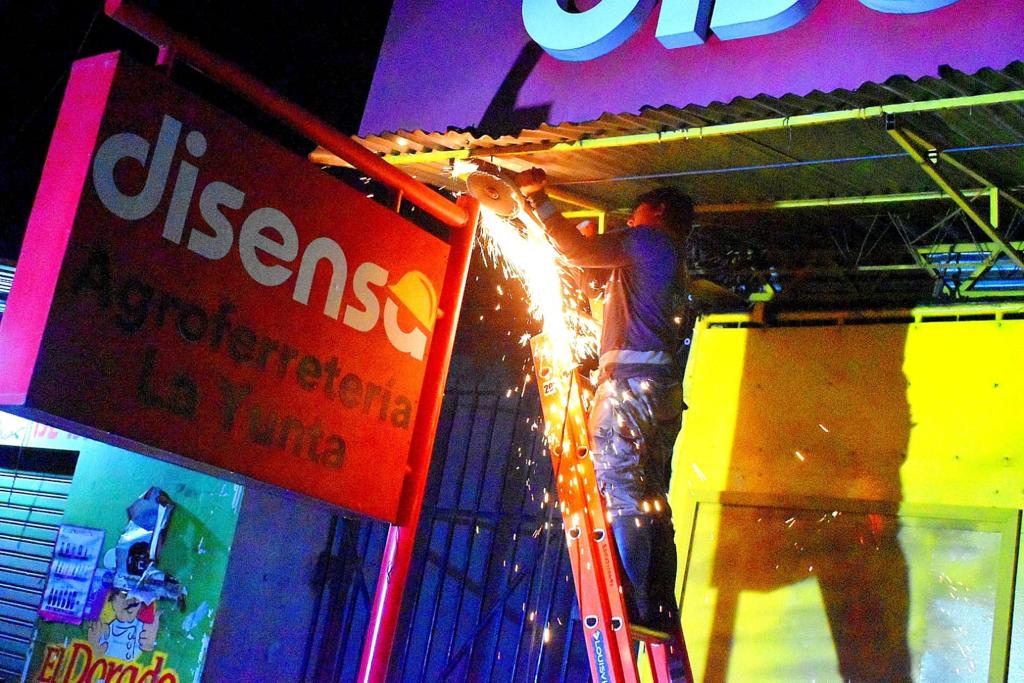 sonsonate-retira-mas-de-mil-vallas-publicitarias-ilegales